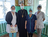 Священник поздравил с Пасхой Христовой сотрудников и постояльцев хосписа х. Красный