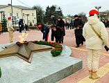 В честь Дня героев Отечества прошло возложение цветов и венков к Вечному огню на площади 50-летия Победы п. Каменоломни, на мемориалах «Аллея героев» и «Воинам Великой Отечественной войны»