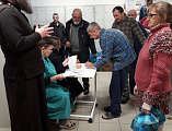 Иерей Алексий Скосарев посетил социальный  центр с Рождественскими подарками