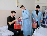 С наступающими Новым годом и Рождеством Христовым Преосвященнейший епископ Симон вместе с главой Администрации г. Шахты А.В. Ковалевым поздравил детей, находящихся на лечении в шахтинской больнице
