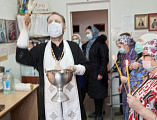 Протоиерей Роман Мясников в праздник Крещения Господня освятил воду в доме престарелых п. Садовый