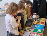 День православной книги в детском саду «Ивушка»: священник рассказал малышам о первых книгах