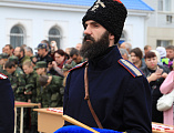Торжественная присяга кадет и освящение нового Знамени лучшего в России казачьего кадетского корпуса состоялись на соборной площади Покровского кафедрального собора г. Шахты