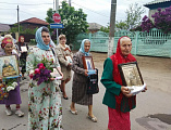 Прихожане храма Архистратига Михаила и иерей Роман в День Победы совершили крестный ход