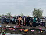 В день Радоницы благочинный Новошахтинского округа совершил панихиду на братской могиле павших воинов