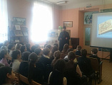 Иерей Иоанн Трофимов и помощник благочинного по миссионерскому служению Лидия Павловна Кравцова встретились в детской библиотеке с учащимися 4-го класса лицея № 3