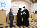 Удостоверения о повышении квалификации духовенство Шахтинской епархии получило из рук епископа Шахтинского и Миллеровского Симона и директора ИСОиП (филиала) ДГТУ в г. Шахты С.Г. Страданченко