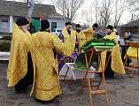 Преосвященнейший епископ Симон совершил чин освящения креста и купола для храма преподобного Серафима Саровского поселка Отрадный Багаевского района