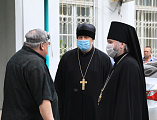 Преосвященнейший епископ Симон и председатель Общественного совета Главка Донской полиции ко Дню медицинского работника поздравили врачей ковид-госпиталей кафедрального города Шахты