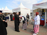 Преосвященнейший епископ Симон посетил выставку-ярмарку «Пасхальная радость» на Соборной площади города Шахты