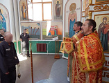 В тюремном храме ЛИУ-20 совершили праздничную Литургию в канун дня памяти великомученика Пантелеимона