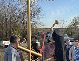 Освящен поклонный крест на въезде в хутор Нижнемакеевский