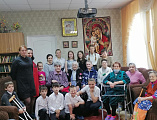 Пасхальную радость донесли дети и их родители до насельников Цента социального обслуживания для лиц пожилого возраста и инвалидов в городе Гуково
