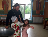 В Епархиальном реабилитационном центре «Город ангелов» совершено первое таинство Крещения над особым ребенком, в котором приняли участия все дети и родители, находящиеся на реабилитации