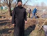 Иерей Иоанн Агаев и прихожане храма Архангела Михаила, совместно с главой администрации Первомайского сельского поселения И.А. Романченко организовали субботник на кладбище