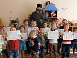 Настоятель Смоленского храма станицы Шумилинской посетил Детский сад, священник провел урок рисования, темой которого была Пасха