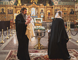 Преосвященнейший епископ Симон совершил таинство Крещения в Покровском кафедральном соборе города Шахты