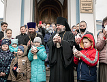 Праздник Благовещения Пресвятой Богородицы собрал многочисленных верующих города Шахты на богослужение в Покровском кафедральном соборе