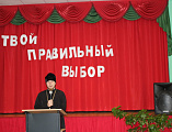 Благочинный Зверево-Никольского округа иерей Димитрий Дяур с пастырским визитом посетил гимназию им. А.П. Чехова г. Зверево