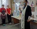 В праздник Крещения Господня священник освятил воду в доме престарелых п. Садовый