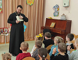 В Миллерово священник рассказал воспитанникам детского сада № 5 о Светлой Пасхе