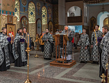Епископ Симон совершил утреню Великой пятницы с чтением двенадцати Страстных Евангелий