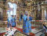 В день памяти явления иконы Пресвятой Богородицы во граде Казани Преосвященнейший епископ Симон возглавил Божественную литургию в храме Донецкого Успенского архиерейского подворья ст. Гундоровской