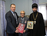 Протоиерей Сергий Яценко и представители Администрации г. Шахты посетили ветеранов Великой Отечественной войны