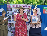 На детской площадке «Территория добра» почтили память героев акцией «Сирень Победы»