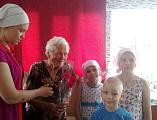 Молодежь клуба «Камо Грядеши?» и воспитанники воскресной школы «Свет Ангела» посетили ветерана Великой Отечественной войны на дому