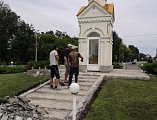 В пос. Каменоломни происходит благоустройство прилежащей территории часовни Архангела Михаила