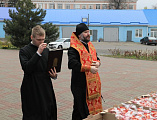 Преосвященнейший епископ Симон совершил чин освящения благотворительных пасхальных куличей