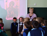О празднике «Покров Пресвятой Богородицы» помощник благочинного по образованию рассказала ученикам школы № 2 г. Миллерово