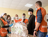 Епископ Шахтинский и Миллеровский Симон принял участие в раздаче помощи нуждающимся на епархиальном гуманитарном складе в рамках благотворительного марафона «Корзина доброты»