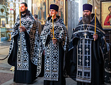 Епископ Симон совершил утреню Великой Пятницы с чтением двенадцати Страстных Евангелий