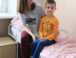 С наступающими Новым годом и Рождеством Христовым Преосвященнейший епископ Симон вместе с главой Администрации г. Шахты А.В. Ковалевым поздравил детей, находящихся на лечении в шахтинской больнице