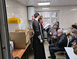Пасхальная радость для обездоленных: священнослужители и хор посетили социальный центр в Шахтах