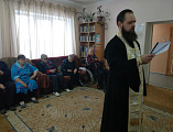 Иерей Роман Калинин совместно с работником благотворительного фонда Святой вмц. Анастасии Узорешительницы посетил дом-интернат престарелых с. Верхнесвечниково