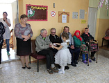 Иерей Роман Митяшин и ученики воскресной школы посетили дом престарелых