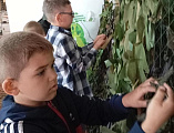 Воспитанники воскресной школы «Благовест» поселка Каменоломни плетут маскировочные сети для СВОих