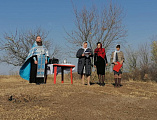 Благочинный приходов Миллеровского округа иерей Роман Калинин совершил чин освящения поклонного креста на въезде в хутор Верхнеталовку