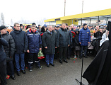 По погибшим от взрыва бытового газа в городе Шахты совершена панихида. Губернатор области, епископ Шахтинский и Миллеровский Симон и сотни горожан возложили цветы рядом с местом трагедии