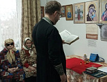 Настоятель храма посетил дом престарелых в Крестопоклонную неделю