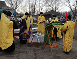Преосвященнейший епископ Симон совершил чин освящения креста и купола для храма преподобного Серафима Саровского поселка Отрадный Багаевского района