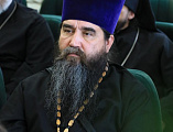 В районном ДК пос. Каменоломни состоялась встреча профессора Александра Леонидовича Дворкина с духовенством Шахтинской епархии. На встрече присутствовал епископ Шахтинский и Миллеровский Симон