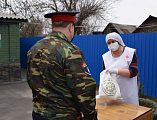 Благочинный приходов Нижнедонского округа принял участие в раздаче помощи нуждающимся в рамках благотворительного марафона «Корзина доброты» 