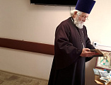 Протоиерей Николай Уваров посетил Комплексный социальный центр и оказал ему гуманитарную помощь
