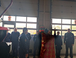 Священник поздравил сотрудников пожарной охраны села Первомайского с профессиональным праздником