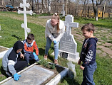Воспитанники воскресной школы «Азы Православия» привели в порядок погост