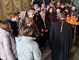 В день празднования в честь Казанской иконы Божией Матери Покровский кафедральный собор города Шахты посетили школьники из Новошахтинска